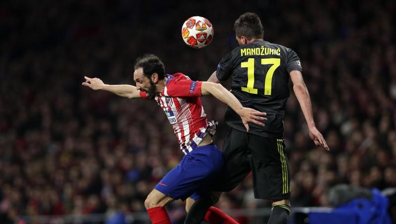 Atleticos Juanfran Torres (l) und Juve-Stürmer Mario Mandzukic kämpfen um den Ball. Atleticos Juanfran Torres (l) und Juve-Stürmer Mario Mandzukic kämpfen um den Ball.