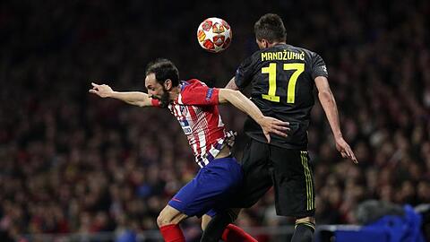 Atleticos Juanfran Torres (l) und Juve-Stürmer Mario Mandzukic kämpfen um den Ball.