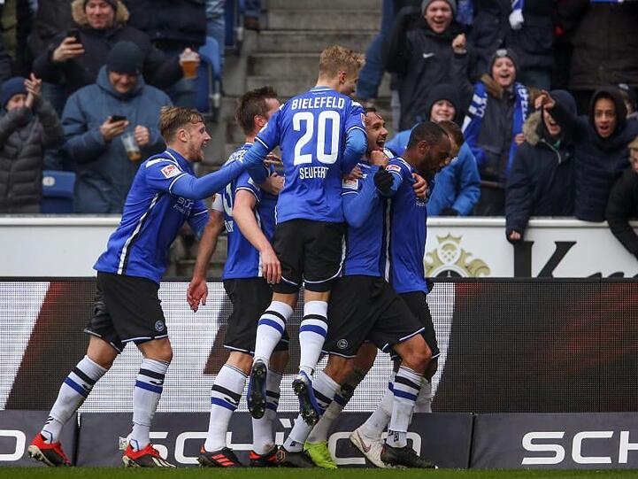 Die Spieler von Arminia Bielefeld feiern den 2:0-Sieg über den Hamburger SV.