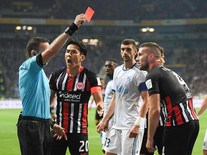 Schiedsrichter Orel Grinfeld (l) zeigt Frankfurts Ante Rebic (r) die Rote Karte.