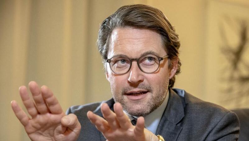 Verkehrsminister Andreas Scheuer: "Wir brauchen eine Bürgerbahn, die den Namen verdient - nämlich, dass wir pünktlicher werden, dass wir besseren Service anbieten." Verkehrsminister Andreas Scheuer: "Wir brauchen eine Bürgerbahn, die den Namen verdient - nämlich, dass wir pünktlicher werden, dass wir besseren Service anbieten."