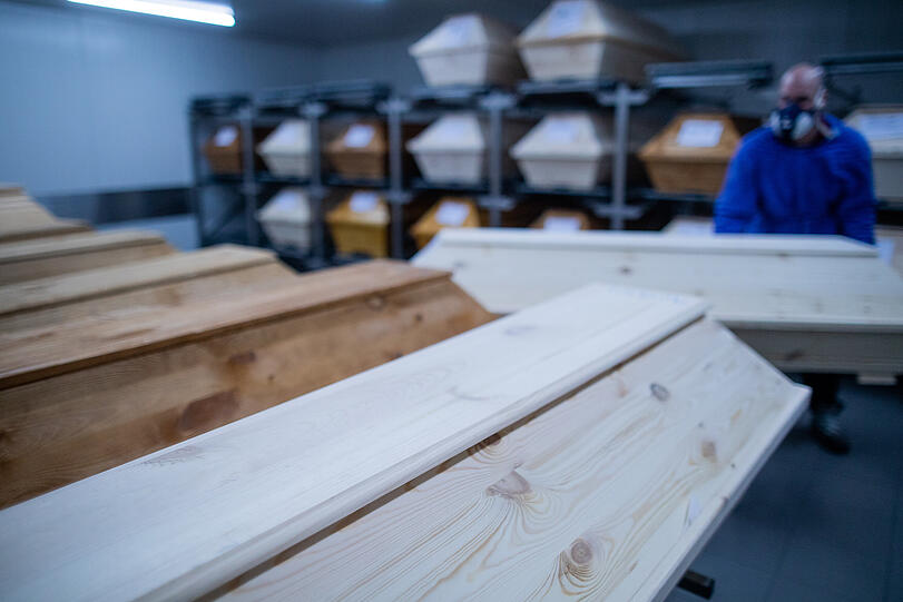 Särge in einem Krematorium.  Corona sorgte zeitweise für eine "Übersterblichkeit".