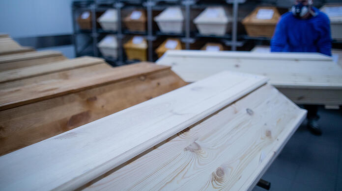 Särge in einem Krematorium.  Corona sorgte zeitweise für eine "Übersterblichkeit".