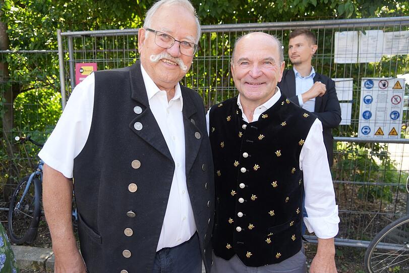 Auch die Münchner Gastro-Urgesteine Wiggerl Hagn (links) und Sepp Krätz sind unter den Gästen.