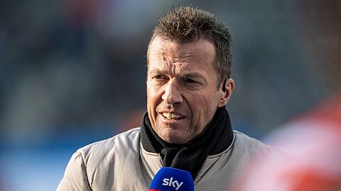 Lothar Matthäus spricht als Fußballexperte im Interview vor Beginn des Spiels.