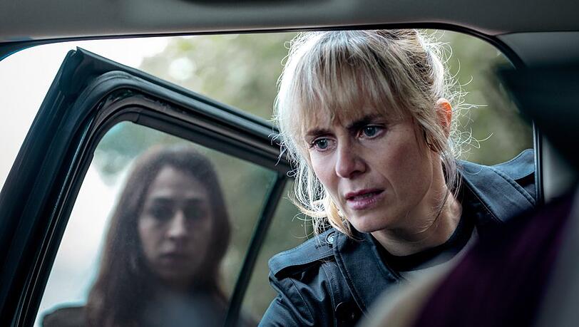 "Tatort: Blinder Fleck": Kommissarin Tessa Ott (Carol Schuler, l.) und ihre Kollegin Isabelle Grandjean (Anna Pieri Zuercher).