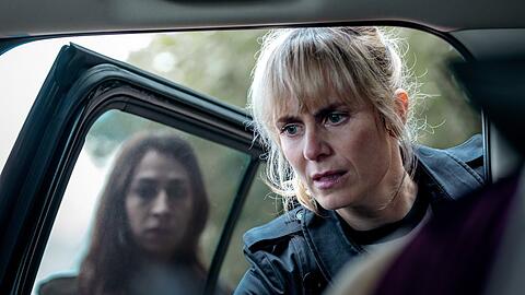 "Tatort: Blinder Fleck": Kommissarin Tessa Ott (Carol Schuler, l.) und ihre Kollegin Isabelle Grandjean (Anna Pieri Zuercher).