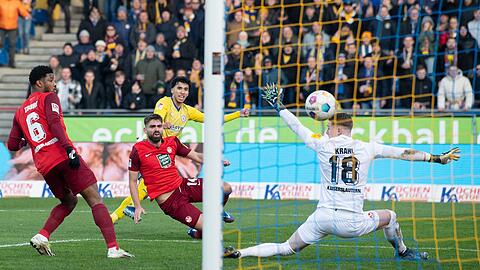 Braunschweigs Johan Gómez (M) schießt gegen Kaiserslauterns Torwart Julian Krahl sein Siegtor zum 2:1.