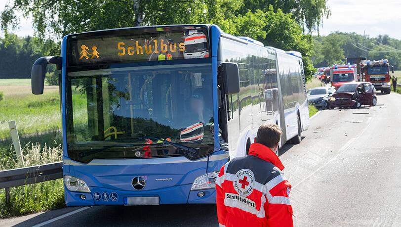 Ein mit 94 Kindern besetzter Schulbus wurde in einen Verkehrsunfall verwickelt.