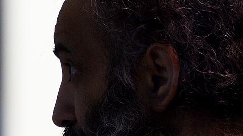 Taleb al-Abdulmohsen sitzt in dem Gerichtssaal in einem Glaskasten.