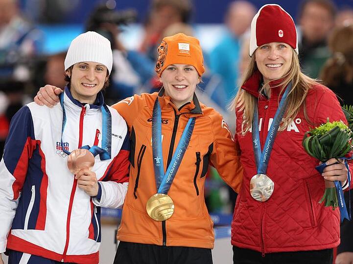 Auf dem Podium: Martina Sablikova (l), die Siegerin Ireen Wüst (m) und Kristina Groves.