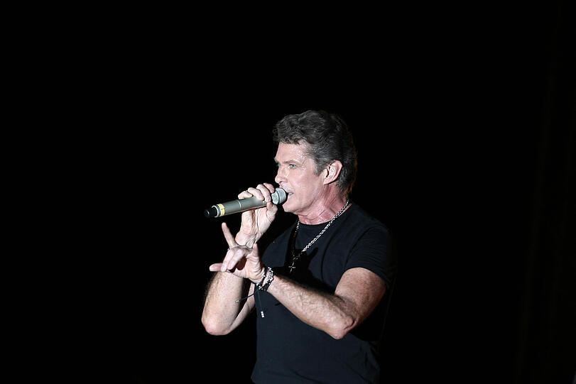 David Hasselhoff tourt mit seiner "The Hoff is back"-Tour durch Deutschland, Österreich und die Schweiz. Dabei gibt es auch ein Wiedersehen mit "KITT", dem sprechenden Auto aus der Kultserie Knight Rider. Die Bilder von seinen Auftritten in Berlin und Frankfurt.