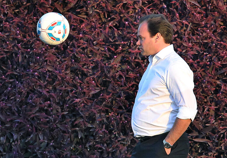 Sportdirektor Christian Nerlinger vom FC Bayern München spielt in Doha (Katar) am Rande des Trainings einen Ball.