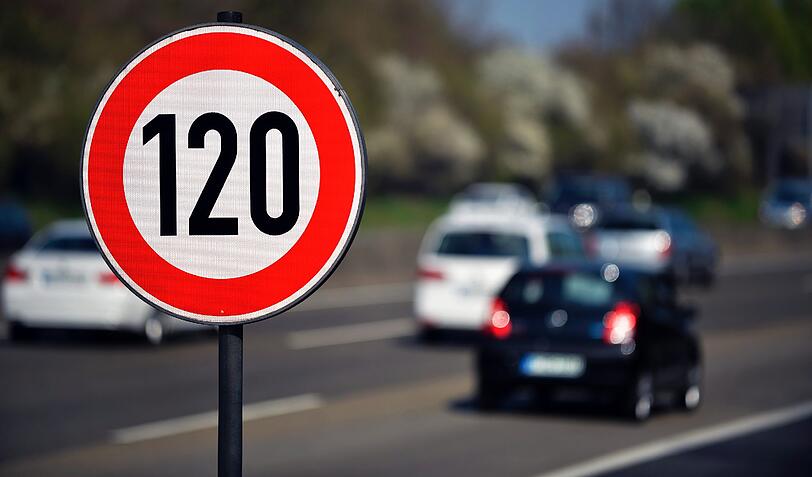 1. Das Fahrtempo auf Autobahnen sollte laut VCD maximal 120 km/h betragen, auf Landstraßen nicht mehr als 80 km/h.  Sonst treibt der Luftwiderstand den Verbrauch übermäßig in die Höhe. In dichtem Verkehr möglichst selten zu bremsen und wieder anzufahren, zahlt sich mit Blick auf den Verbrauch ebenfalls aus.