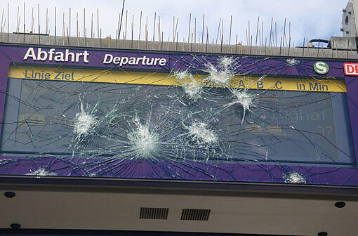 Zerstörungswut am Bahnhof entlang der Linie A.