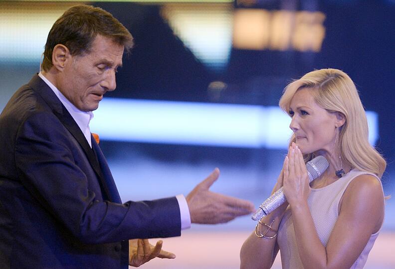Udo Jürgens und die Sängerin Helene Fischer stehen am 01.09.2014 bei der ZDF-Jubiläumsgala "Udo Jürgens - Mitten im Leben" in Freiburg (Baden-Württemberg) in der Rothaus Arena auf der Bühne.