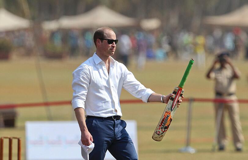 Kate und William beim Cricketspielen während ihrer großen Indien-Tour.
