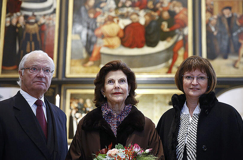 Sachsen-Anhalts First Lady Gabriele Haseloff (rechts) mit dem Königspaar in der Wittenberger Stadtkirche.