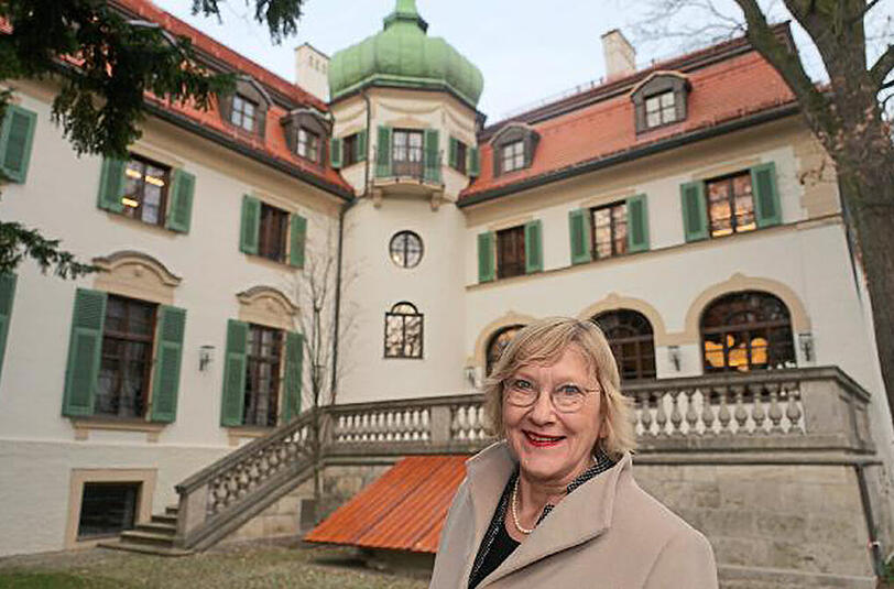 Monacensia-Leiterin Elisabeth Tworek vor dem frisch sanierten Hildebrandhaus. Es steht im Stadtteil Bogenhausen nahe dem Friedensengel.
