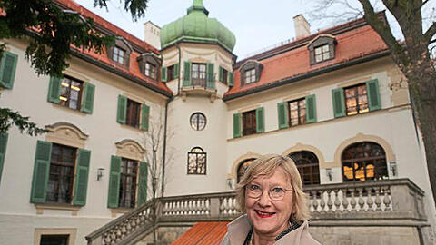 Monacensia-Leiterin Elisabeth Tworek vor dem frisch sanierten Hildebrandhaus. Es steht im Stadtteil Bogenhausen nahe dem Friedensengel.