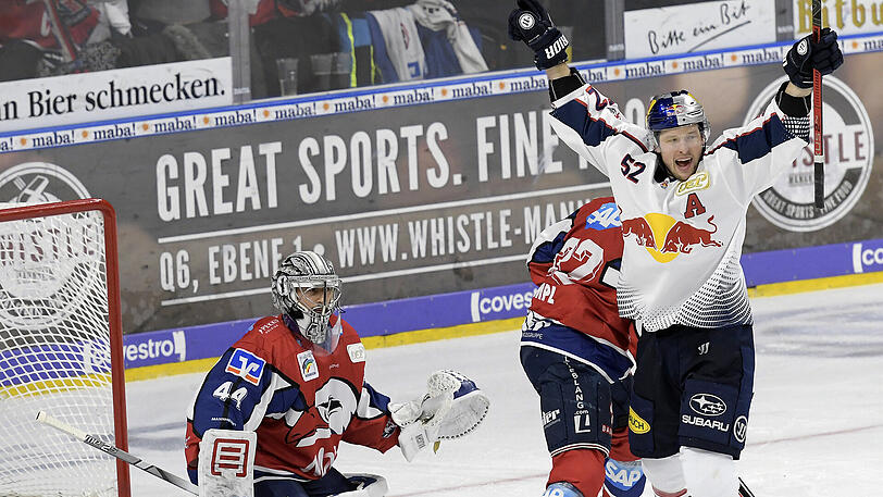 So sehen Spitzenspiel-Sieger aus: Patrick Hager bejubelt seinen Treffer zum 1:0 gegen Mannheim, am Ende feiert der EHC einen 2:1-Erfolg beim Tabellenführer.