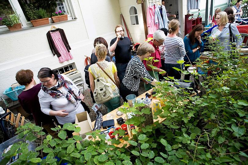 Blick hinter die Hausfassaden ins Grüne: der Gartenflohmarkt in Gern. Die Fotos.