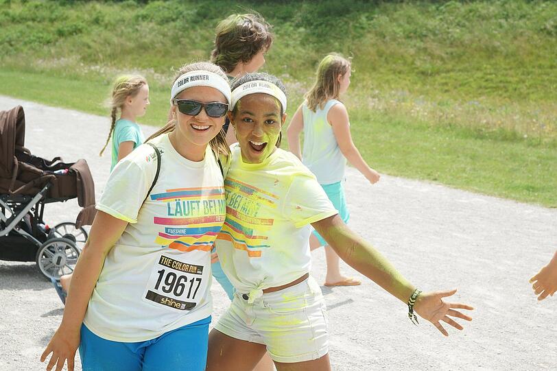 Beim Color Run steht der bunte Spaß im Mittelpunkt und nicht die sportliche Leistung. Die besten Bilder vom Lauf am Sonntag im Riemer Park.
