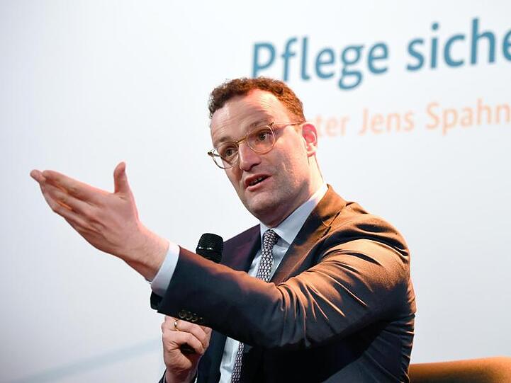 Gesundheitsminister Jens Spahn spricht während einer Podiumsdiskussion über die Reform der Pflegeversicherung.