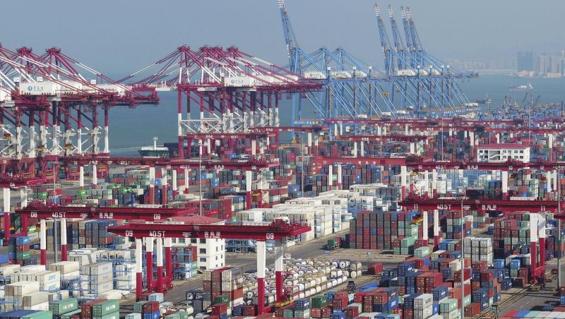 Im Hafen von Qingdao stehen Container und Containerbrücken. Im Hafen von Qingdao stehen Container und Containerbrücken.
