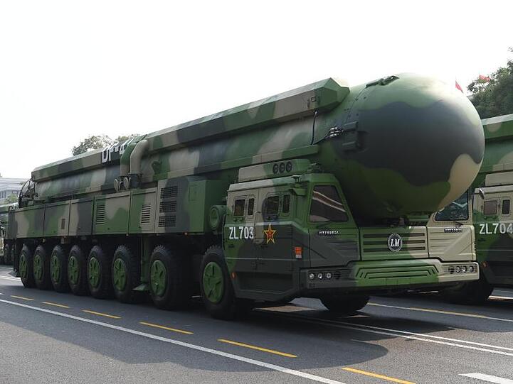Eine Interkontinentalrakete von Typ Dong Feng 41 bei der Parade zum 70. Jahrestag der Gründung der Volksrepublik China.