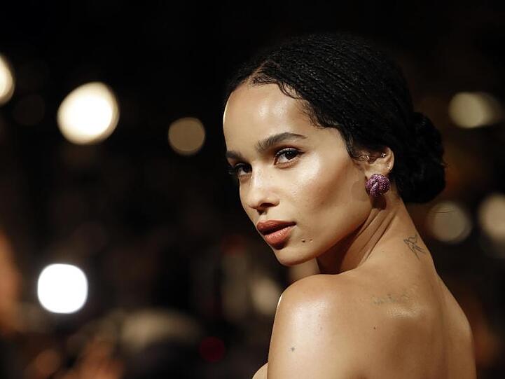Schauspielerin Zoe Kravitz ist ihrer berühmten Mutter Lisa Bonet wie aus dem Gesicht geschnitten. Ihr Vater ist Musiker Lenny Kravitz und ihr Stiefvater "Aquaman"-Darsteller Jason Momoa. In Hollywood hat sie sich längst einen Namen gemacht.