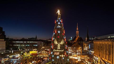 Rund 45 Meter ist der XL-Weihnachtsbaum hoch, der den Dortmunder Weihnachtsmarkt prägt.