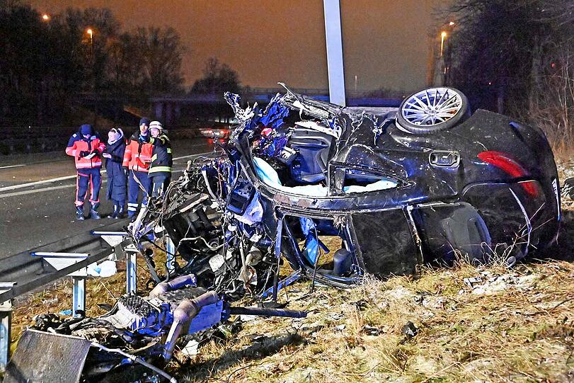 Die Fahrbahn musste f&uuml;r kurze Zeit vollst&auml;ndig und anschlie&szlig;end f&uuml;r einen Zeitraum von etwa drei Stunden teilweise gesperrt werden.