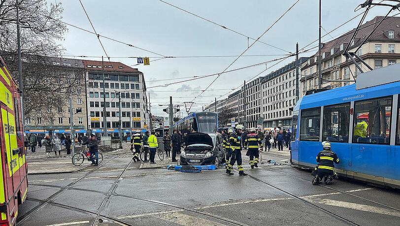Zeugen hatten eine Kollision zwischen einem Opel Astra und einer Trambahn im Kreuzungsbereich des Sendlinger-Tor-Platzes beobachtet und sofort den Notruf gew&auml;hlt.