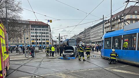 Zeugen hatten eine Kollision zwischen einem Opel Astra und einer Trambahn im Kreuzungsbereich des Sendlinger-Tor-Platzes beobachtet und sofort den Notruf gew&auml;hlt.