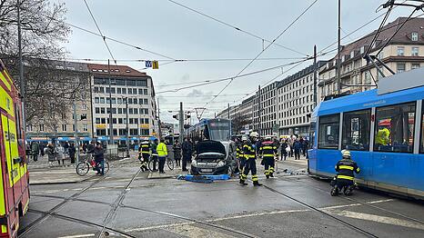 Zeugen hatten eine Kollision zwischen einem Opel Astra und einer Trambahn im Kreuzungsbereich des Sendlinger-Tor-Platzes beobachtet und sofort den Notruf gew&auml;hlt.