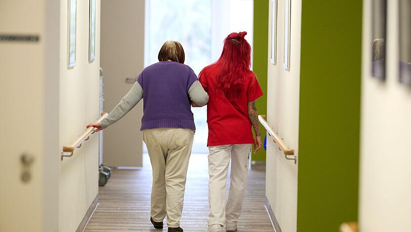 Die durchschnittlichen Löhne in der Pflege steigen nach Angaben der Krankenkassen weiter. (Symbolbild) Die durchschnittlichen Löhne in der Pflege steigen nach Angaben der Krankenkassen weiter. (Symbolbild)
