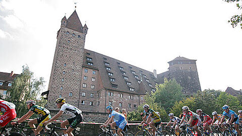 Für einen Blick auf die Kaiserburg, das Wahrzeichen der Stadt, haben die Fahrer während des Rennens keine Zeit.