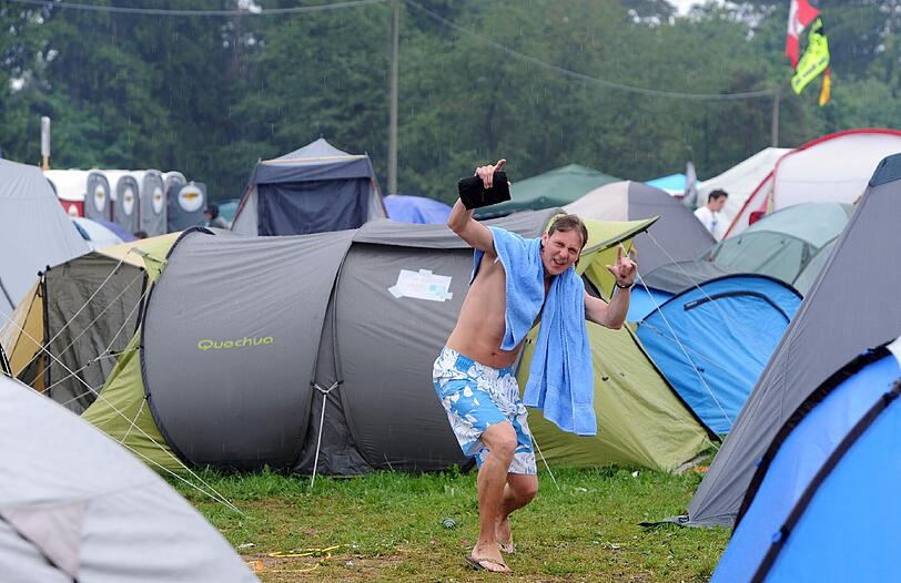Die Fans lassen sich die Stimmung vom miesen Wetter nicht verderben.
