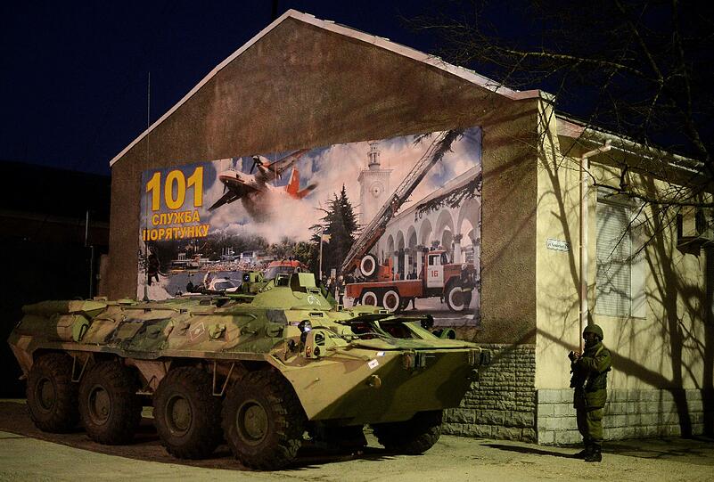 Konfrontation zwischen russischen und ukrainischen Soldaten vor einer Navy-Basis in Simferopol: die Bilder.