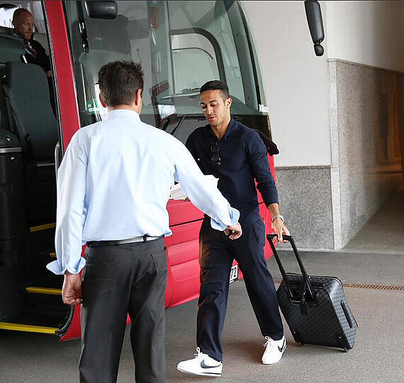 Thiago Alcántara do Nascimento steigt in den Bayern-Bus zum Flughafen