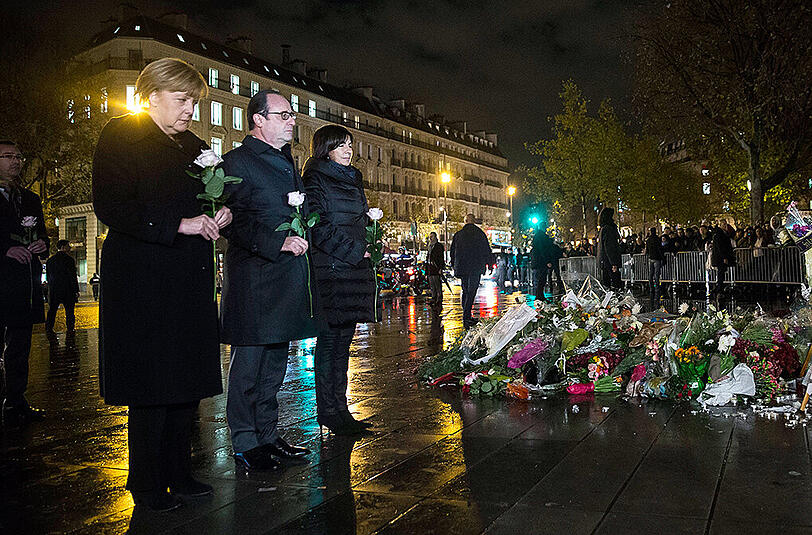 Bundeskanzlerin Angela Merkel, Frankreich Präsident Francois Hollande und Anne Hidalgo, die Bürgermeisterin von Paris, stehen am Mittwochabend auf dem Place de la Republic.