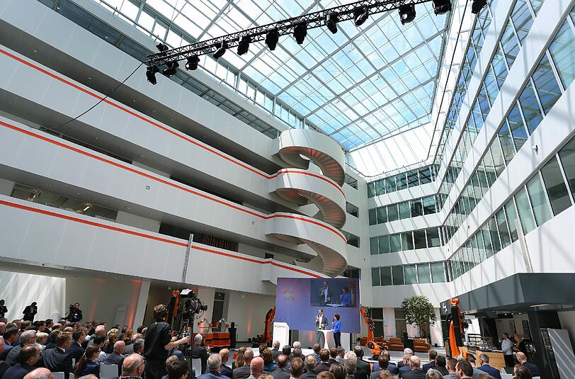 Blick in das Foyer des neuen Entwicklungs- und Technologiezentrums des Roboterherstellers Kuka in Augsburg. Foto: Karl-Josef Hildenbrand
