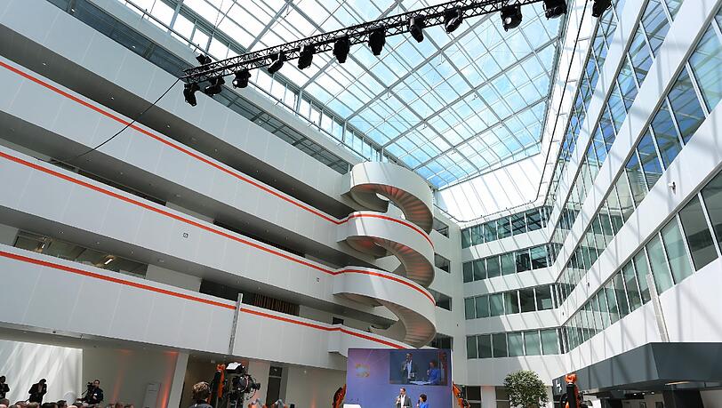 Blick in das Foyer des neuen Entwicklungs- und Technologiezentrums des Roboterherstellers Kuka in Augsburg. Foto: Karl-Josef Hildenbrand