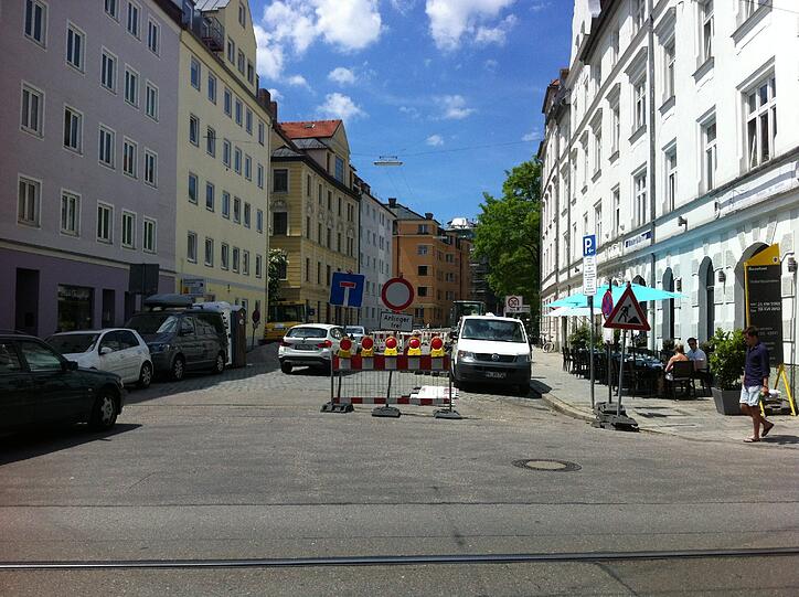 Die kleine Straße, eine Baustelle.