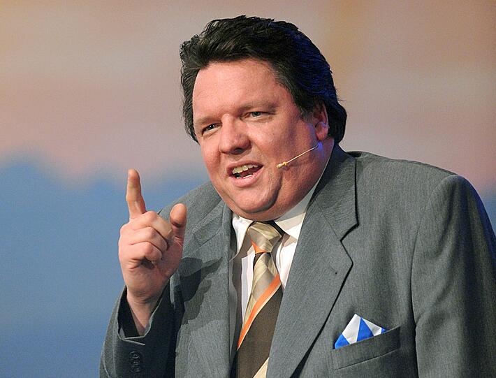 Helmut Schleich (Hier als Franz Josef Strauß) findet Söders Äußerungen &bdquo;unverschämt&ldquo;.