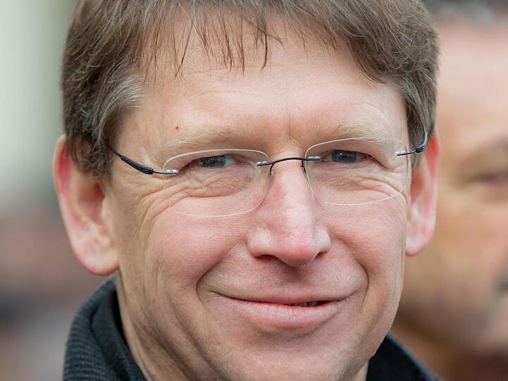 Stefan Rößle (CSU), Landrat des Landkreises Donau-Ries, lächelt in die Kamera. Foto: Daniel Karmann/Archiv