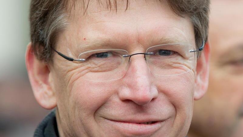 Stefan Rößle (CSU), Landrat des Landkreises Donau-Ries, lächelt in die Kamera. Foto: Daniel Karmann/Archiv Stefan Rößle (CSU), Landrat des Landkreises Donau-Ries, lächelt in die Kamera. Foto: Daniel Karmann/Archiv