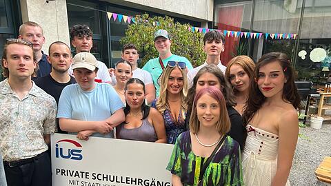 Feiern, dass sie die mittlere Reife und den Quali geschafft haben: Schüler des Lerninstituts IUS beim Sommerfest in Neuperlach.