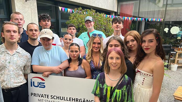 Feiern, dass sie die mittlere Reife und den Quali geschafft haben: Schüler des Lerninstituts IUS beim Sommerfest in Neuperlach.